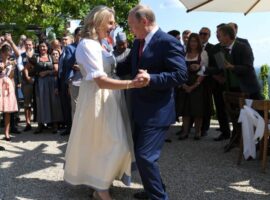 O Πούτιν, τα σκουλαρίκια και η πρώην ακροδεξιά υπουργός Εξωτερικών της Αυστρίας, Κάριν Κνάισλ