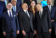 Στιγμές… γέλιου μεταξύ Ερντογάν και Αλίεφ στη σύνοδο της Ευρωπαϊκής Πολιτικής Κοινότητας στην Πράγα τον Οκτώβριο του 2022. Διαγώνια πίσω τους, με σοβαρό ύφος, ο πρωθυπουργός της Αρμενίας Νικόλ Πασινιάν (AP Photo/Darko Bandic)