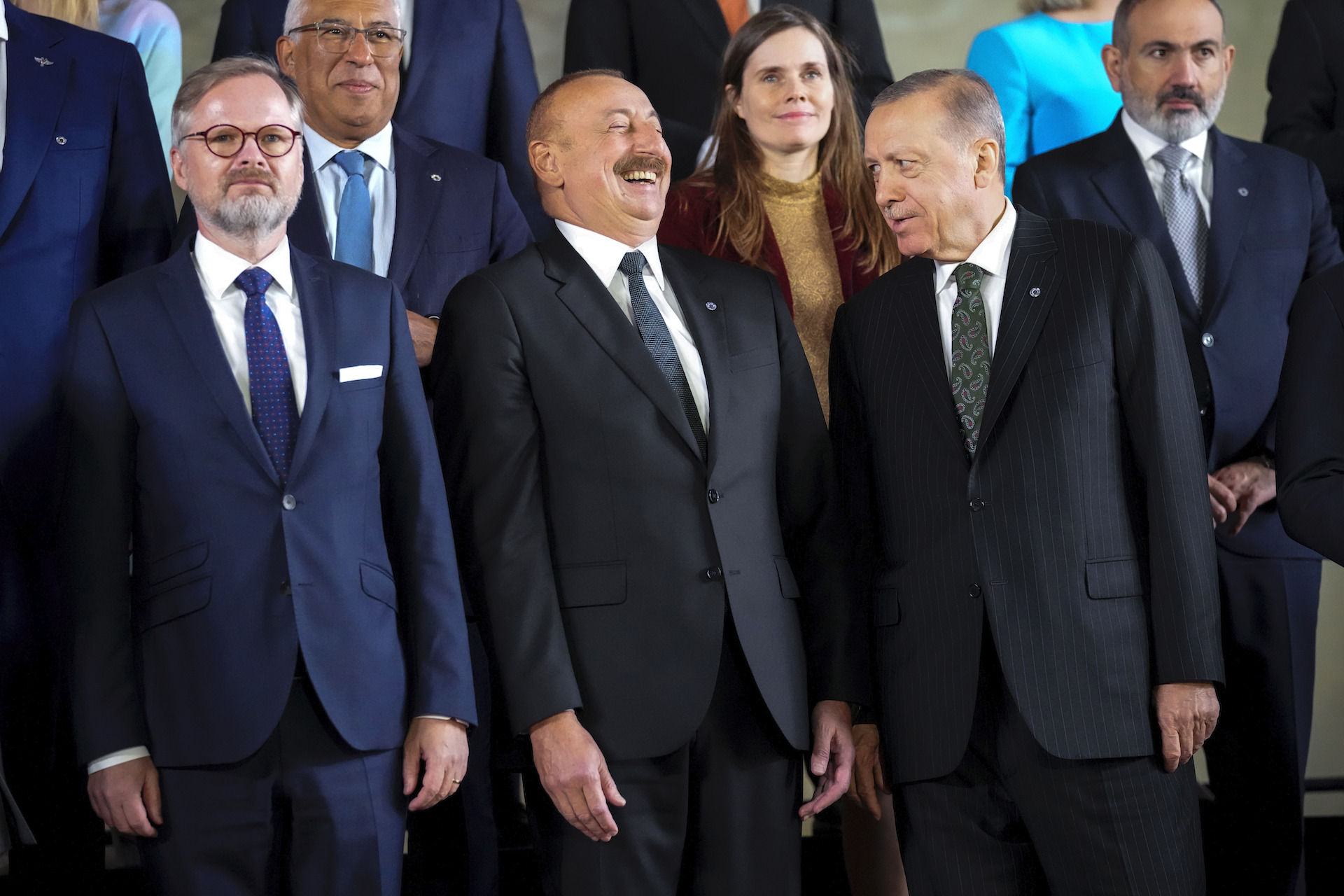 Στιγμές… γέλιου μεταξύ Ερντογάν και Αλίεφ στη σύνοδο της Ευρωπαϊκής Πολιτικής Κοινότητας στην Πράγα τον Οκτώβριο του 2022. Διαγώνια πίσω τους, με σοβαρό ύφος, ο πρωθυπουργός της Αρμενίας Νικόλ Πασινιάν (AP Photo/Darko Bandic)