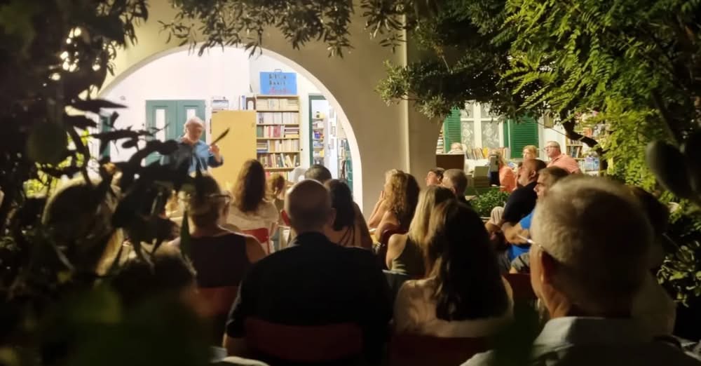 Τα...ευτυχισμένα μικρά βιβλιοπωλεία σε Ανάφη, Σίκινο, Αντίπαρο και Νάξο!