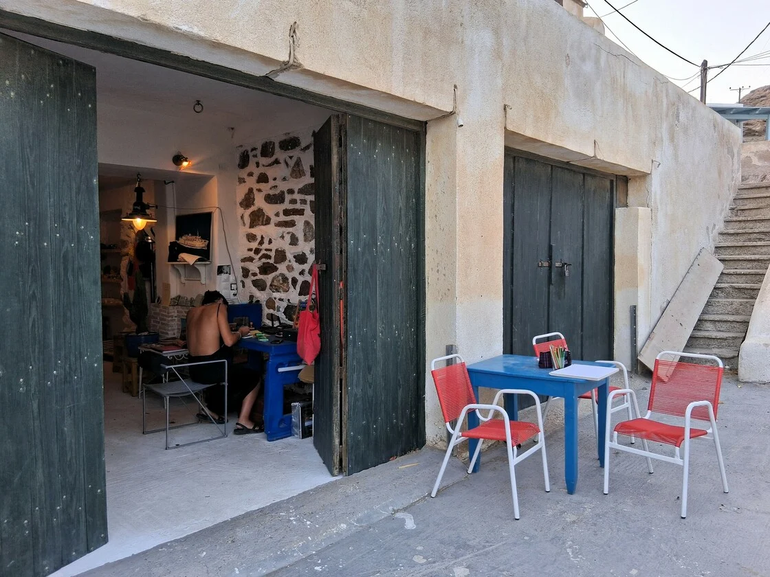 Τα...ευτυχισμένα μικρά βιβλιοπωλεία σε Ανάφη, Σίκινο, Αντίπαρο και Νάξο!