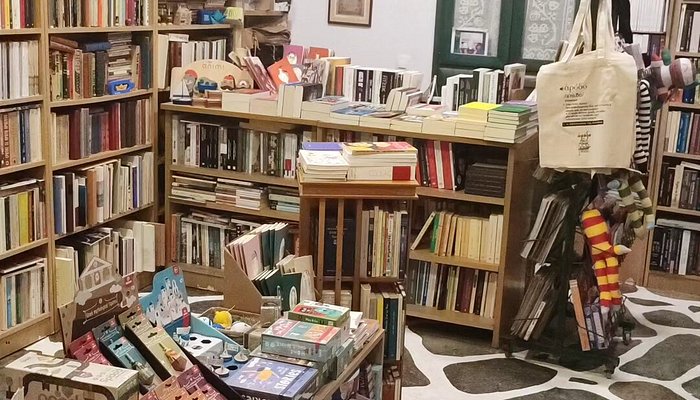 Τα...ευτυχισμένα μικρά βιβλιοπωλεία σε Ανάφη, Σίκινο, Αντίπαρο και Νάξο!