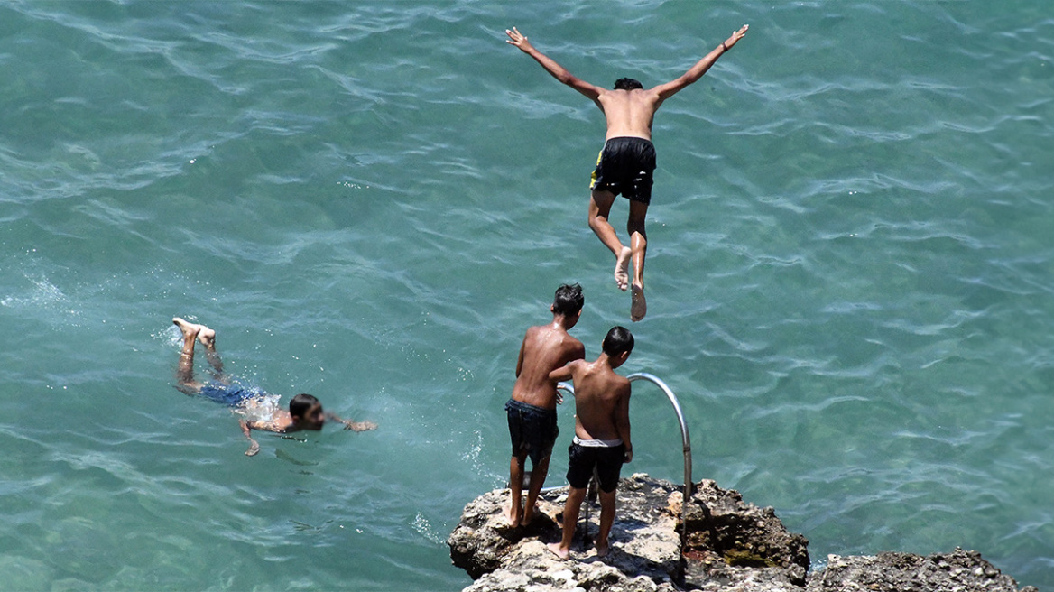 Οι καύσωνες μας γερνούν νωρίτερα; Τι γίνεται με τη βιολογική ηλικία