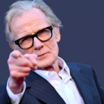 Bill Nighy: «Δεν κάνω Zoom, δεν αντέχω τα επαγγελματικά γεύματα και δεν θα φορούσα ποτέ τόγκα»