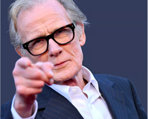 Bill Nighy: «Δεν κάνω Zoom, δεν αντέχω τα επαγγελματικά γεύματα και δεν θα φορούσα ποτέ τόγκα»
