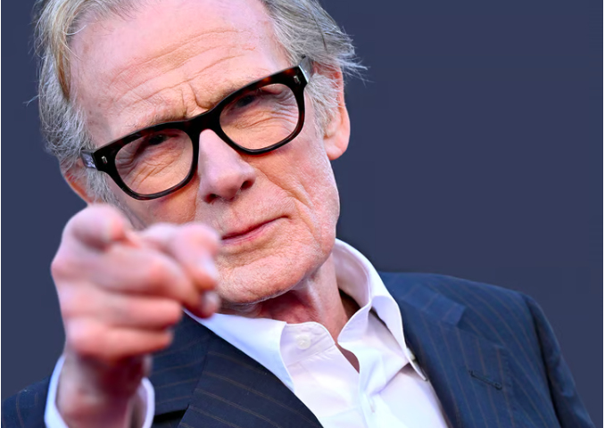 Bill Nighy: «Δεν κάνω Zoom, δεν αντέχω τα επαγγελματικά γεύματα και δεν θα φορούσα ποτέ τόγκα»