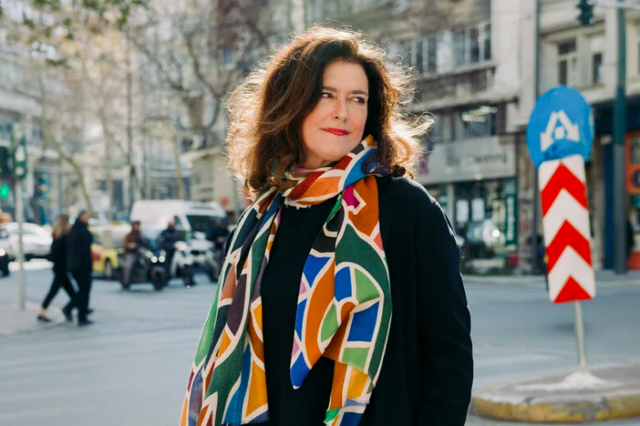 Η φωτογράφος Χλόη Ακριθάκη μιλάει για τη ζωή με τον διάσημο πατέρα και την οικογένειά της
