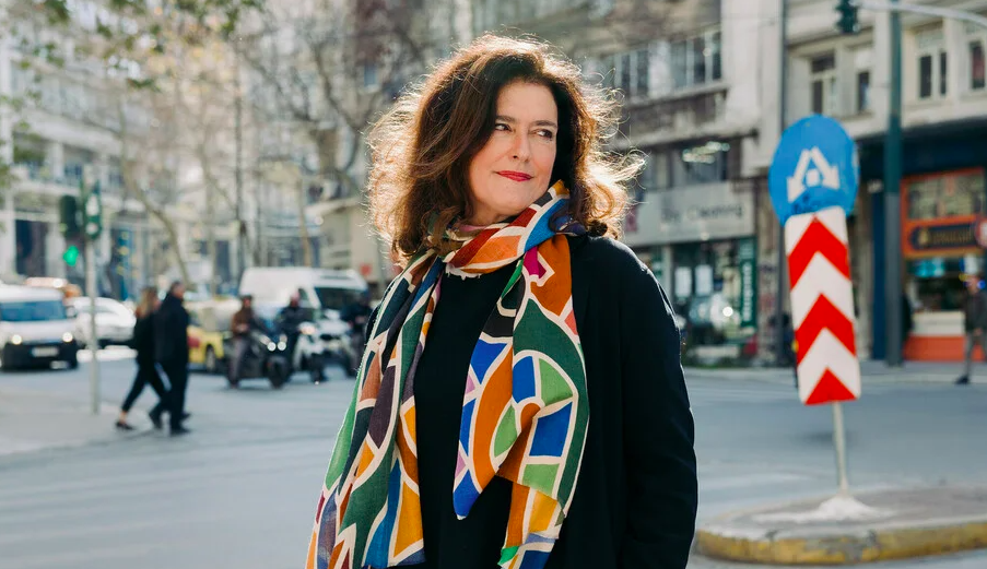 Η φωτογράφος Χλόη Ακριθάκη μιλάει για τη ζωή με τον διάσημο πατέρα και την οικογένειά της
